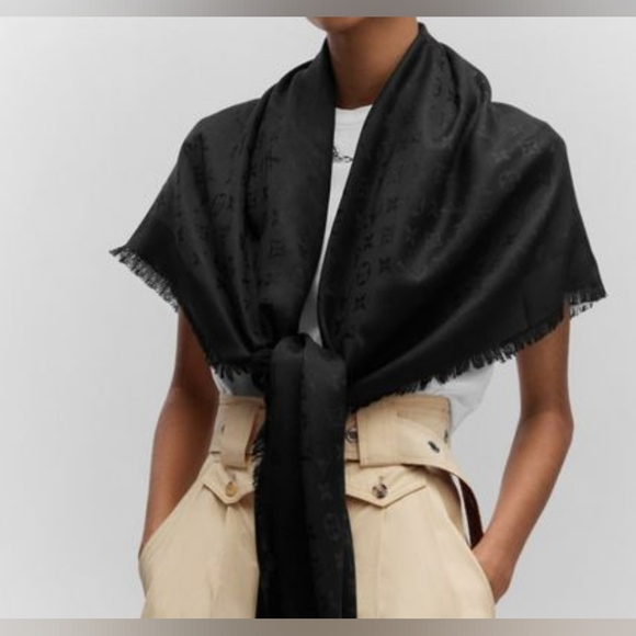 (SOLD) Louis Vuitton Monogram Shawl - Picture 4 of 15